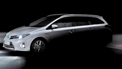 тизер универсала Toyota Auris