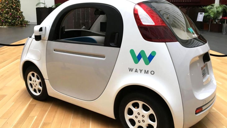 Робокар Google с эмблемой Waymo 