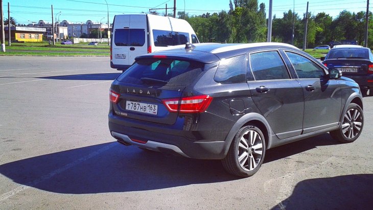 LADA Vesta SW Cross в кузове черного цвета