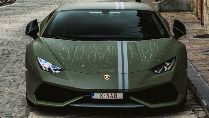 Вандалы повредили уникальный суперкар Lamborghini Huracan Avio